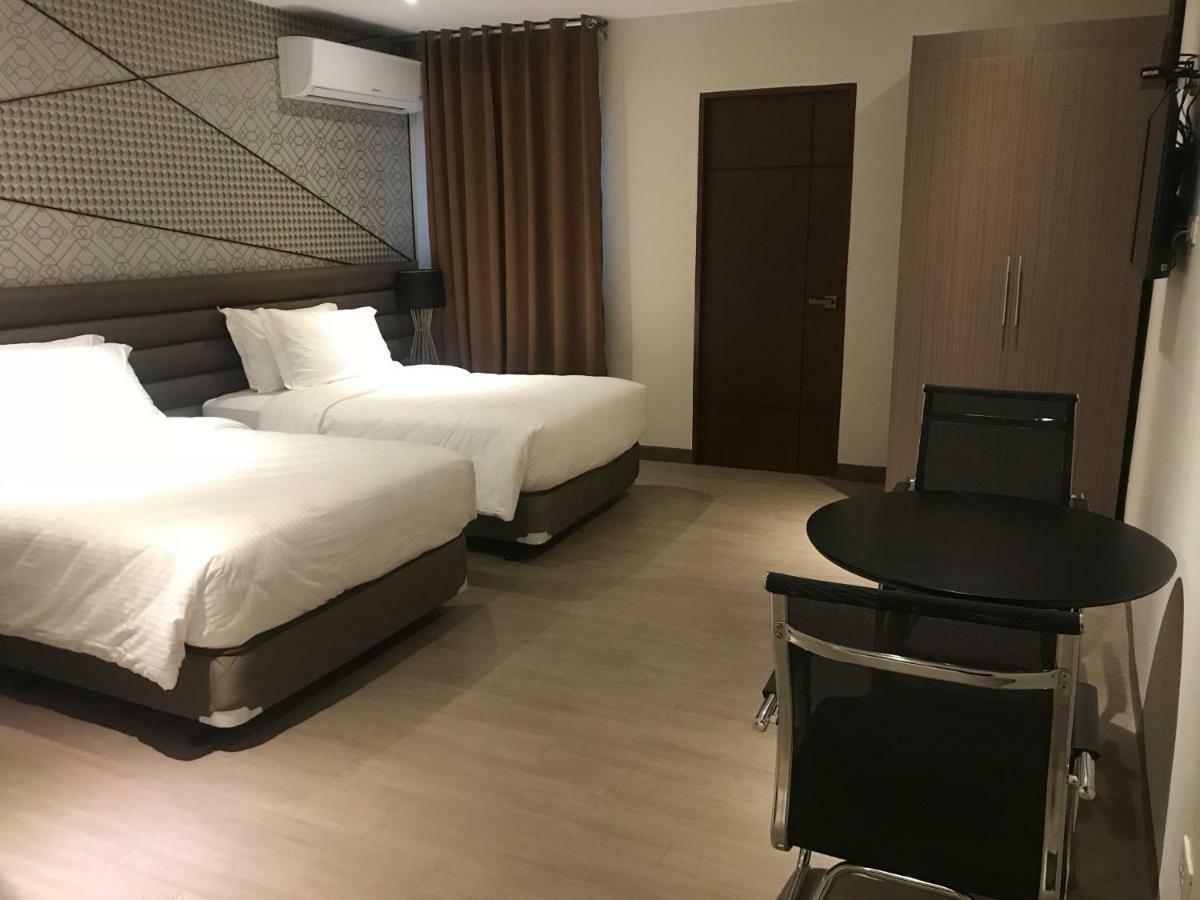 Maxx Hotel Ortigas Pasig City Экстерьер фото